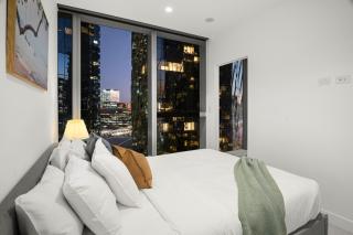 Urban Gem 2BR Apartment in CBD - Melbourne - 0