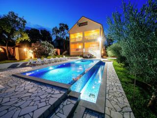 Spacious holiday home with private infinity pool, superb garden, terrace, BBQ, - Kakma - 5