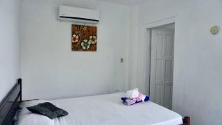 Room in Apartment - Sea View Bedroom w Garden, Pool Deck by Airport - Belize City - 6