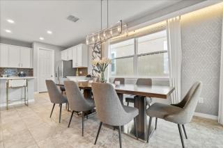 6 Bedrooms 5 Bathrooms Solara 9055 Sr - 6