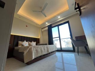 Urban Keys 2BHK Comfy Beds Wifi - Gurgaon - 5