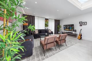 Luxury 5-Bed Golfside Home in Stockwood Park - Luton - 3