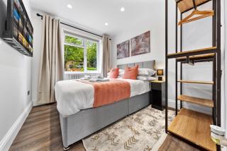 Work Crew-Friendly 5BR, Parking & Reliable WiFi - 7