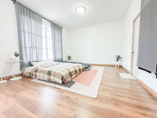 Ladprao Modern 3BR House 2 minutes to expressway - Bangkok - 1