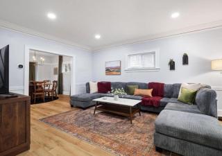 4 Bed 2 Bath Walk to Lakewood Restaurants and Shops - Lakewood - 0