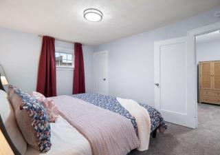 4 Bed 2 Bath Walk to Lakewood Restaurants and Shops - 3