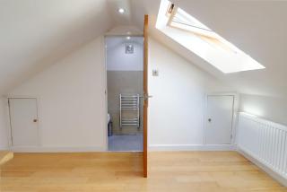 Spacious 2-Bedroom House - 5 Mins from Stratford Station - Sleeps 6 - - 4