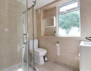 Spacious 2-Bedroom House - 5 Mins from Stratford Station - Sleeps 6 - - 1