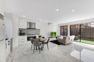 Contemporary 3-Bedroom Townhouse - Melbourne - 9