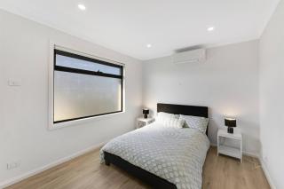 Contemporary 3-Bedroom Townhouse - Melbourne - 7