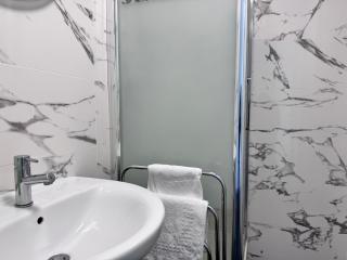 FELLINI 3BR with safe parking - 7