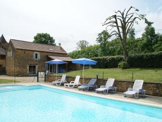 Spacious Holiday Home in Besse with Swimming Pool - Besse - 1