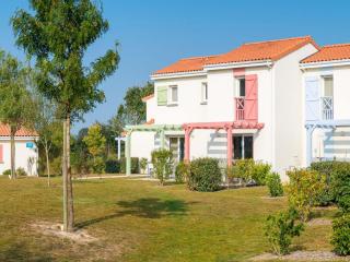 Holiday Home in France's Cozy Park - Talmont-Saint-Hilaire - 2