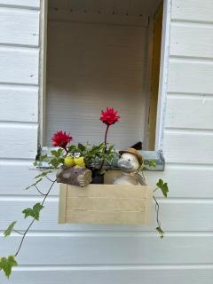 Nest & Rest Garden Stay with Free Parking - 9