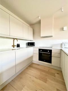 Cumberland Suites - Apartment 4 with Balcony - Bath - 9