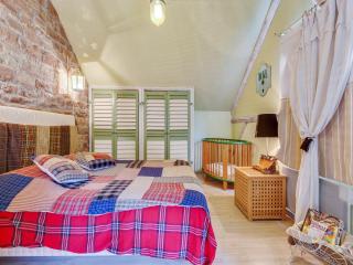 Holiday Home in Auvergne with Roofed Garden and Terrace - Calvinet - 1