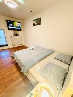 Spacious budget room with Private bathroom - 4