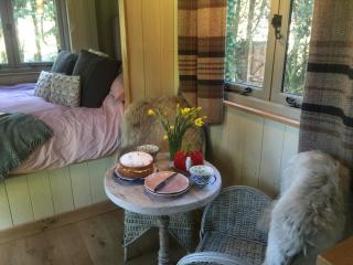 Chez Marguerite Shepherd's Hut with Private Sauna, Outside Bath - 1