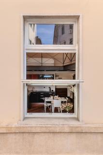 Genoa Center Chic Urban Retreat - 5