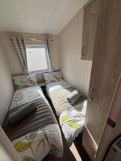 Sunnymede A5 with hot tub- Fantasy Island - pet friendly, WiFi, central heating - Meadow Lakes Caravan & Lodge Hire - Ingoldmells - 6