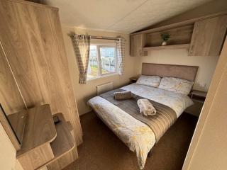 Sunnymede A5 with hot tub- Fantasy Island - pet friendly, WiFi, central heating - Meadow Lakes Caravan & Lodge Hire - Ingoldmells - 4