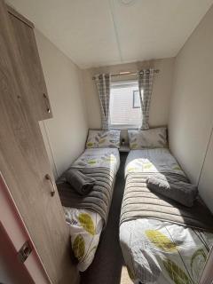 Sunnymede A5 with hot tub- Fantasy Island - pet friendly, WiFi, central heating - Meadow Lakes Caravan & Lodge Hire - Ingoldmells - 3