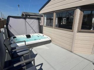 Sunnymede A5 with hot tub- Fantasy Island - pet friendly, WiFi, central heating - Meadow Lakes Caravan & Lodge Hire - Ingoldmells - 9