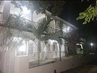 Modern 2 Bedroom with Free Parking, Green Spaces, Swimming Pool & Beach Access - 5