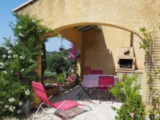 Holiday cottage with private terrace, Bellegarde - 0