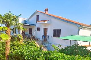 Apartments Malenica, Njivice, Croatia, 200 m from the sea - Njivice - 0