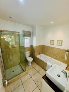Sandton Luxe Suits - Johannesburg - 2