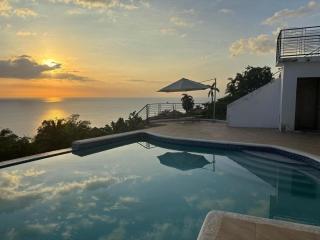 4-Bedroom Parakeet Hill B&B Eco Retreat, Eco Haven Await - Treasure Beach - 0