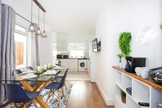 4 Bedroom House Near Beach, Garden, Sleeps 10! - Southend-on-Sea - 9