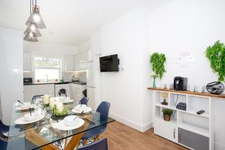 4 Bedroom House Near Beach, Garden, Sleeps 10! - Southend-on-Sea - 4
