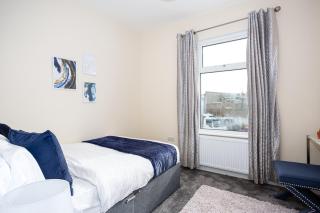 4 Bedroom House Near Beach, Garden, Sleeps 10! - Southend-on-Sea - 1