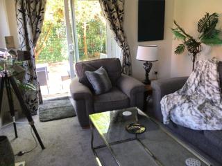 Stunning Fir Trees Corner 3 bedroom detached Executive house with free drive way parking for 2 vehicles 1 mile from M5 dogs welcome - Worcester - 3