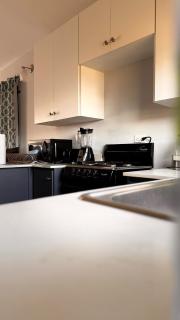 New Cozy Entire home 2 Bedroom- AC, Wifi, 24 hour Security, Smart Tv - Old Harbour - 2