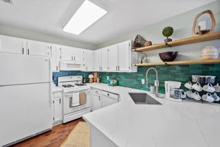 Charming Cottage and Loft, Home with Garage in Kennesaw - 2