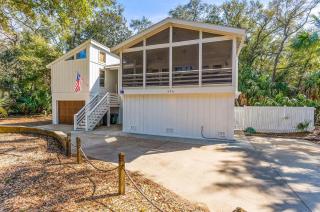 Spacious Family Getaway with Resort Amenities, Guest Cards and Golf Cart Included! - Fripp Island - 0