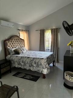 New Cozy Entire home 2 Bedroom- AC, Wifi, 24 hour Security, Smart Tv - Old Harbour - 4