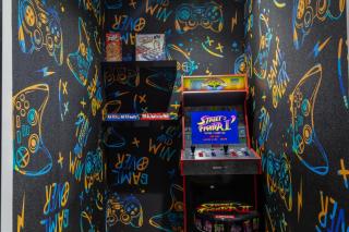 Luxury Marina View with Jacuzzi, Arcade & Balcony - 4