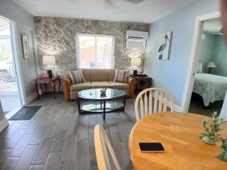 Dolphin Updated Cottage On River - 1 Mile to Beach Kitchen Washer Dryer - Bonita Springs - 4