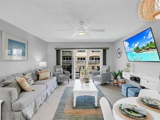 Walk to Beach, Pool & Flagler! Relaxed Condo w/ Balcony & Full Kitchen - New Smyrna Beach - 8