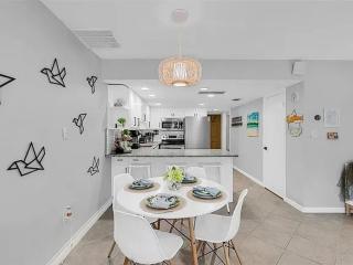 Walk to Beach, Pool & Flagler! Relaxed Condo w/ Balcony & Full Kitchen - New Smyrna Beach - 5