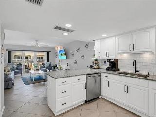 Walk to Beach, Pool & Flagler! Relaxed Condo w/ Balcony & Full Kitchen - New Smyrna Beach - 4
