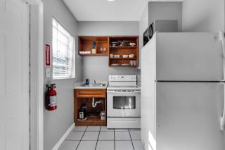 Cozy 1BR Retreat | 6-Min to Beach + Free Parking - Dania Beach - 5