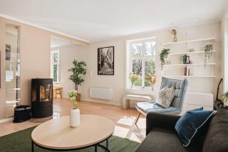 DINBNB Home l Historic 4BR House l 2 Free Parking l Balcony&Terrace - Bergen - 0