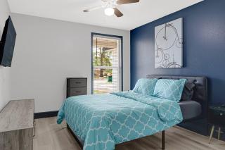 Newly updated Cozy Home with Pool, Patio, BBQ! 5BR - Houston - 3