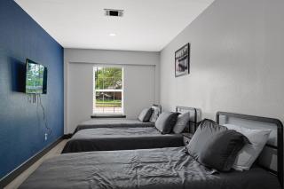 Newly updated Cozy Home with Pool, Patio, BBQ! 5BR - Houston - 1