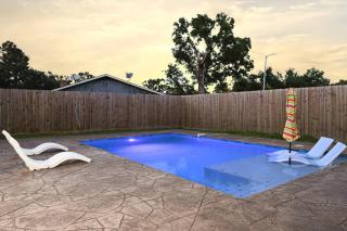 Newly updated Cozy Home with Pool, Patio, BBQ! 5BR - Houston - 2